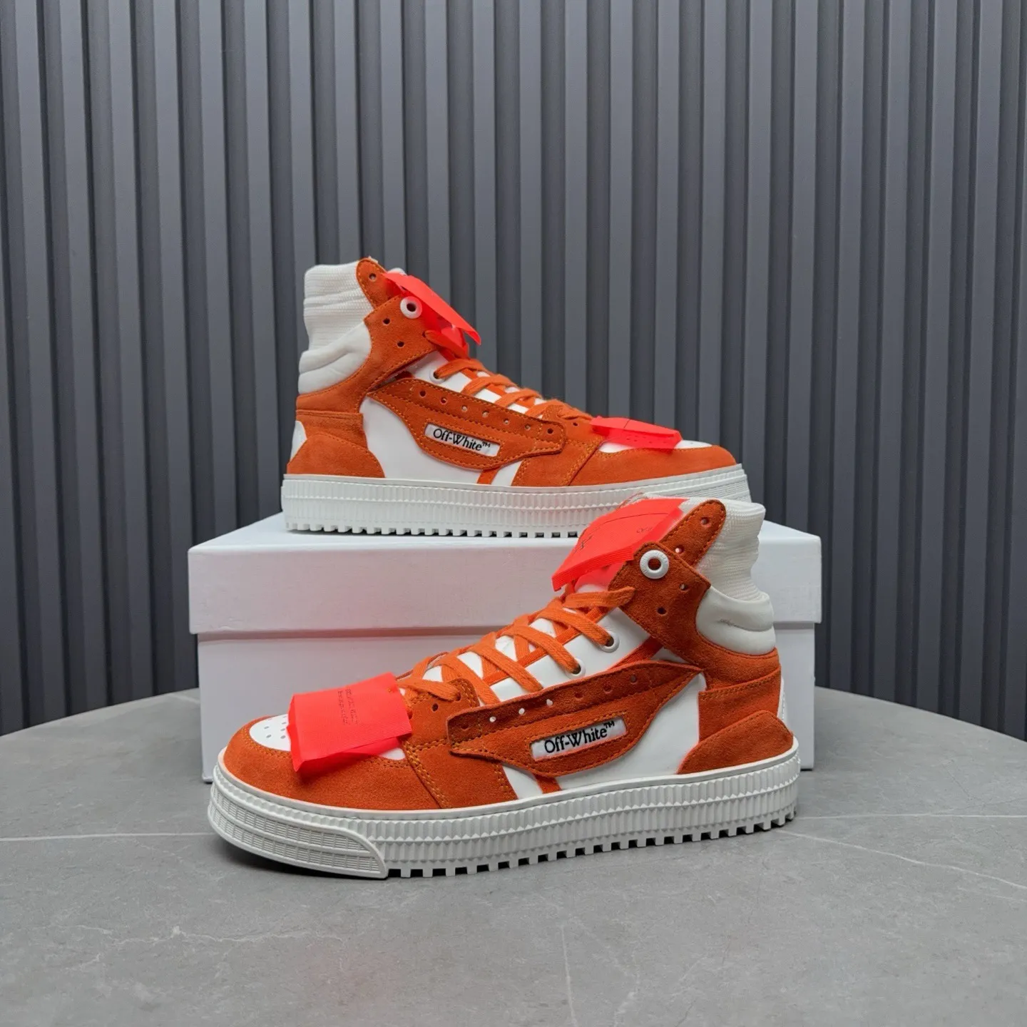 Men's shoes💰740 OFF WHITE ⚡️Couple style⚡️The latest spring style street casual shoes, released with the highest quality version on the market👊Series original mold opening, original lasting, production technology 1:1 original version➰🔜The best choice for more and more celebrities and Internet celebrities🔸In the classics Changes in the code🔸Innovate in the trend🔸Strive to break away from the shackles of bad street design🔝Although he is not the originator of fashion design, he is definitely a shining dark horse in avant-garde design🐴🆙Do not follow the trend🔅Not universal beauty🔅 Fabric💯First-layer cowhide Lining💯Imported skin-friendly and environmentally friendly polyester mesh Foot pads💯Original molded high-elastic environmentally friendly molding pads Midsole💯Made with original last-last technology Outsole💯Rubber outsole Packaging💯Official website synchronizes full set of packaging (brand wrapping paper, brand certificate, brand cloth bag) Code numbers 35-44, 45 46 Customized
